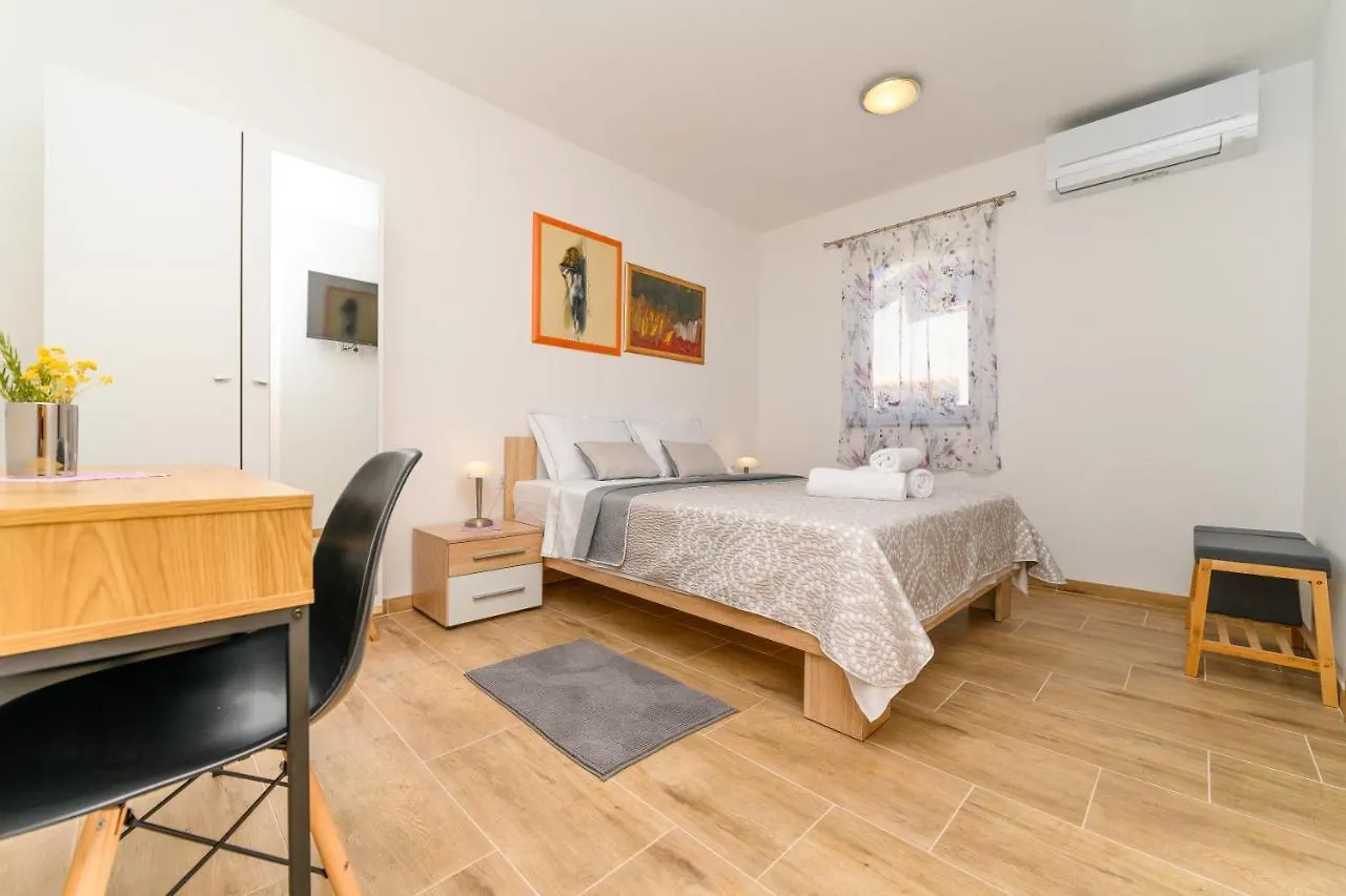 Rooms Forever Miholascica Guest house